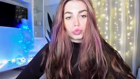 Lolitalolz online show from January 2, 8:02 pm