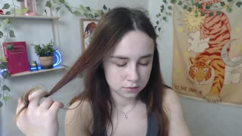 veryveryvery_shy online show from April 3, 5:38 am