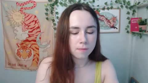 veryveryvery_shy online show from June 11, 5:48 am