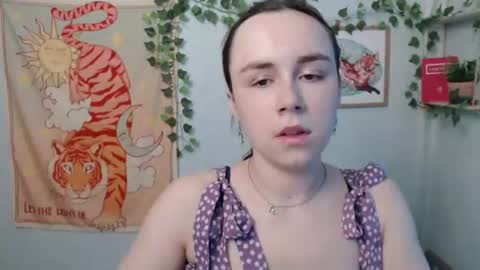 veryveryvery_shy online show from June 22, 5:48 am