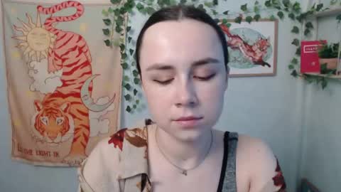 veryveryvery_shy online show from June 10, 5:50 am
