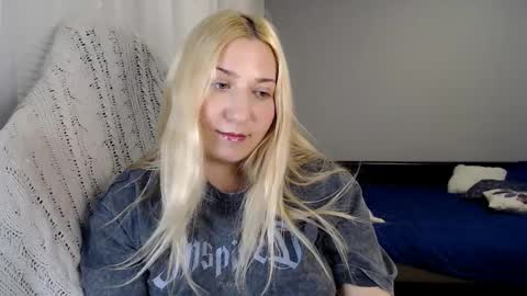 Snapshot of vibezgirl chatting on October 20, 7:17 pm Amelia online show from October 20, 7:17 pm