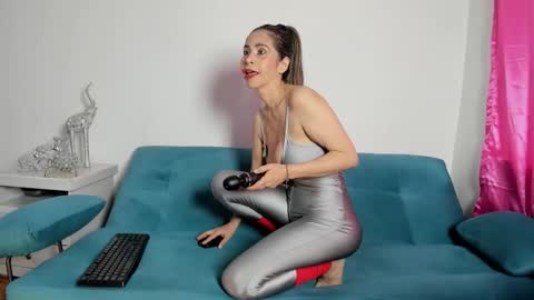 Victoria  online show from November 25, 5:04 pm