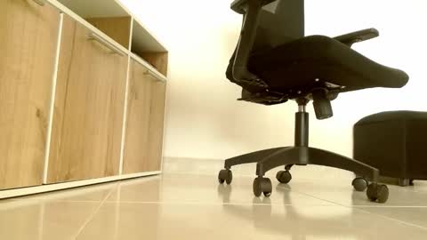 Victoria online show from November 25, 5:15 pm