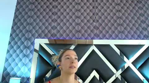 victtoria lee online show from February 21, 8:05 pm