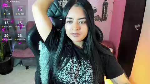 Snapshot of vio_let_ chatting on October 12, 7:33 am Daniela online show from October 12, 7:33 am