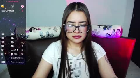 Snapshot of vio_let_ chatting on February 22, 11:24 am Daniela online show from February 22, 11:24 am