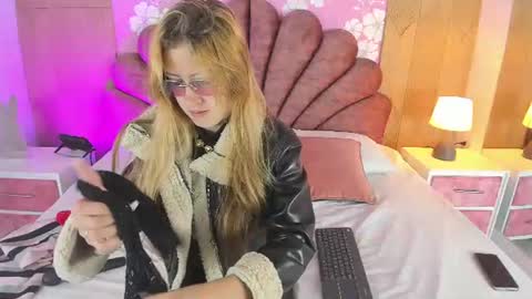 violet_smith01 online show from June 14, 12:49 pm