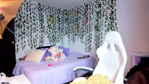 Snapshot of violeta_milleer chatting on December 6, 3:00 pm Violeta online show from December 6, 3:00 pm