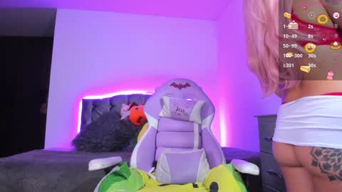 Snapshot of violetaarey chatting on January 23, 1:08 am Violeta Help me reach 150 thumbs up online show from January 23, 1:08 am