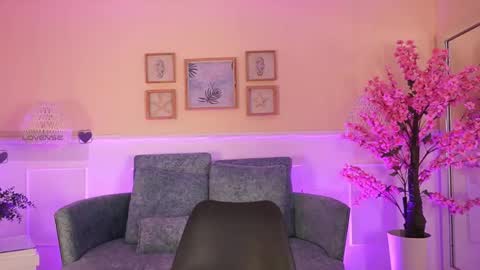 violetjonesx online show from June 2, 11:44 am