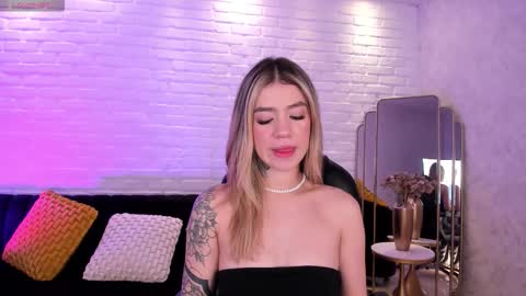 Violett  online show from December 1, 6:10 pm