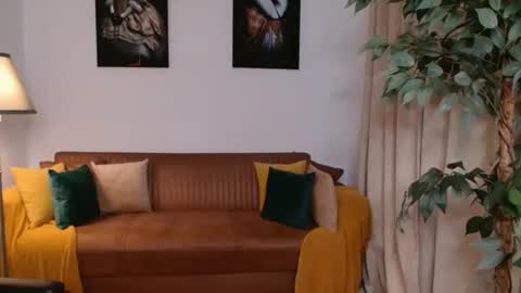 Vivienne online show from May 13, 3:51 pm