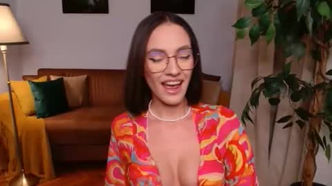 Vivienne online show from March 4, 5:08 pm