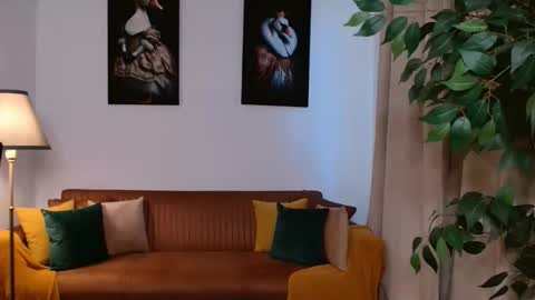 Vivienne online show from April 1, 3:20 pm