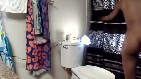 Snapshot of wetkyliecreams chatting on January 14, 5:01 pm Kylie online show from January 14, 5:01 pm