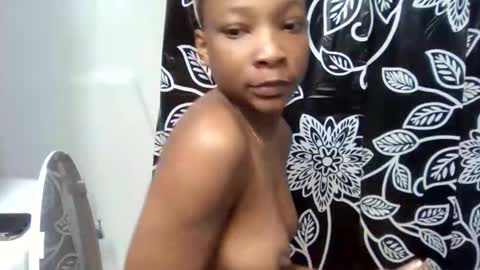 Snapshot of wetkyliecreams chatting on October 8, 8:29 am Kylie online show from October 8, 8:29 am