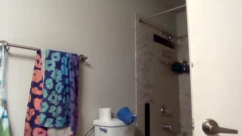 Snapshot of wetkyliecreams chatting on January 2, 8:46 pm Kylie online show from January 2, 8:46 pm