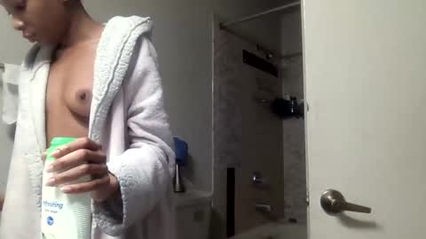 Snapshot of wetkyliecreams chatting on January 15, 6:29 pm Kylie online show from January 15, 6:29 pm