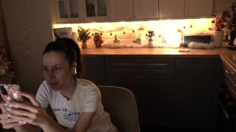 Victoria Maria online show from January 5, 5:30 pm