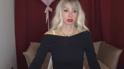 Snapshot of whitequeen888 chatting on February 3, 9:07 pm White Queen online show from February 3, 9:07 pm