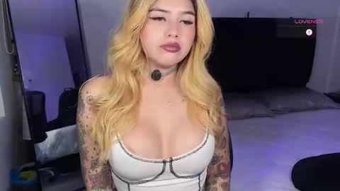 Snapshot of whites_emma chatting on September 26, 2:42 am EMMA online show from September 26, 2:42 am