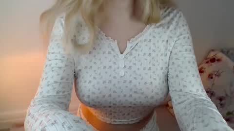 Snapshot of wild_seduction chatting on February 25, 1:10 pm Ella online show from February 25, 1:10 pm