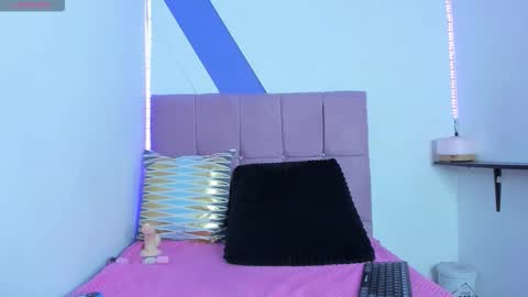 gatita online show from December 14, 6:30 am