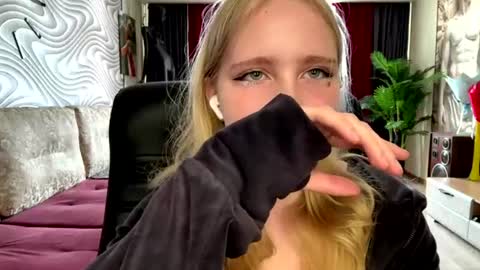 Anny online show from June 11, 12:24 pm