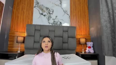 wonderkloe_ online show from April 8, 2:46 am