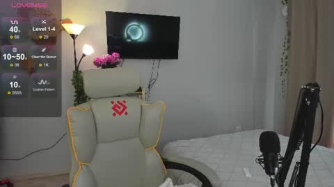 Christine 3 online show from June 19, 8:29 am
