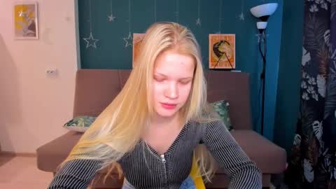 Snapshot of xloe_queen chatting on February 10, 9:25 am Chloe online show from February 10, 9:25 am