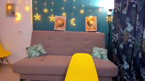 Snapshot of xloe_queen chatting on December 21, 11:55 am Chloe online show from December 21, 11:55 am