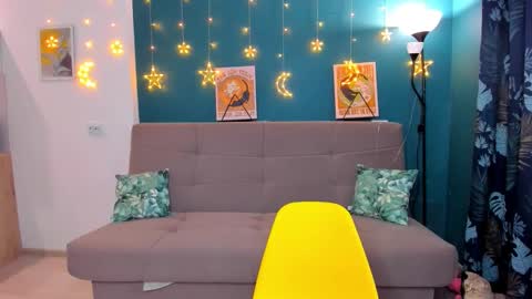 Snapshot of xloe_queen chatting on January 18, 8:20 am Chloe online show from January 18, 8:20 am