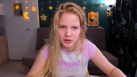 Snapshot of xloe_queen chatting on March 1, 11:06 am Chloe online show from March 1, 11:06 am