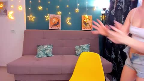 Snapshot of xloe_queen chatting on February 9, 12:19 pm Chloe online show from February 9, 12:19 pm