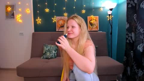 Snapshot of xloe_queen chatting on March 5, 9:05 am Chloe online show from March 5, 9:05 am