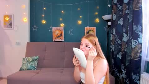 Snapshot of xloe_queen chatting on December 13, 7:26 am Chloe online show from December 13, 7:26 am