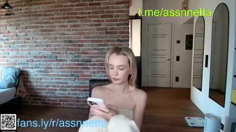 Snapshot of xoanetta chatting on September 23, 9:18 am Assnnettablondie online show from September 23, 9:18 am