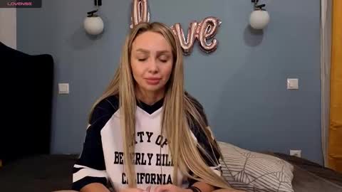 AnnaMaee online show from March 1, 8:21 pm