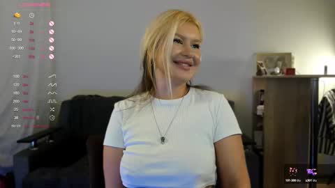 Snapshot of xxviktoryqueenxx chatting on October 7, 12:04 am Vi online show from October 7, 12:04 am