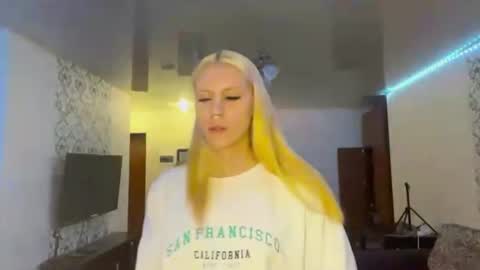 Lana online show from July 25, 6:15 pm