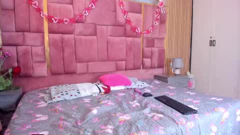 yiyi_colllin online show from February 11, 1:41 pm