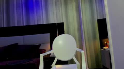 yiyisandoval online show from January 18, 7:10 pm