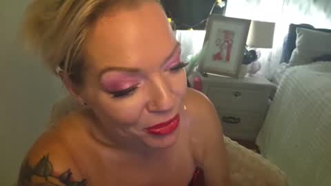 Yogiblondebangme online show from October 31, 5:50 pm