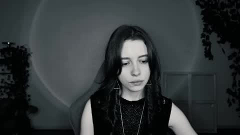 yoka_paradoxxx online show from November 7, 9:04 am