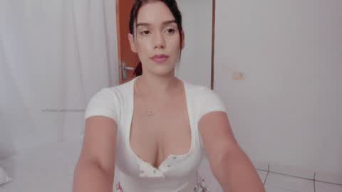 Snapshot of yourbonie chatting on January 6, 4:02 pm insta yourboniee online show from January 6, 4:02 pm