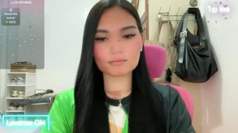 yrdrmgrl_jennie26 online show from May 4, 8:45 pm