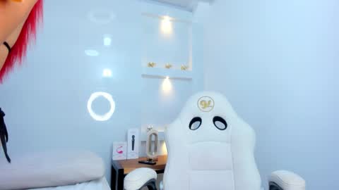 Zenda Evans online show from October 31, 5:31 am