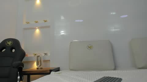 Zenda Evans online show from April 17, 4:03 am